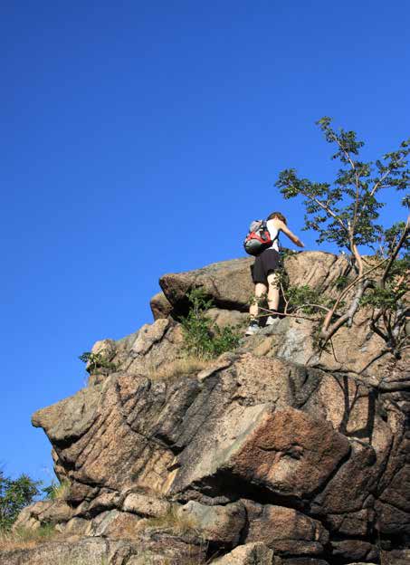 Was ist Geocaching: Person klettert auf Fels