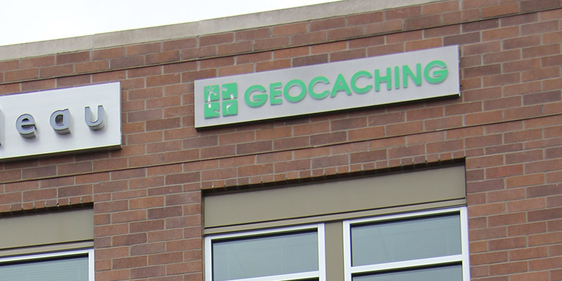 Geocaching Logo an Backsteinwand