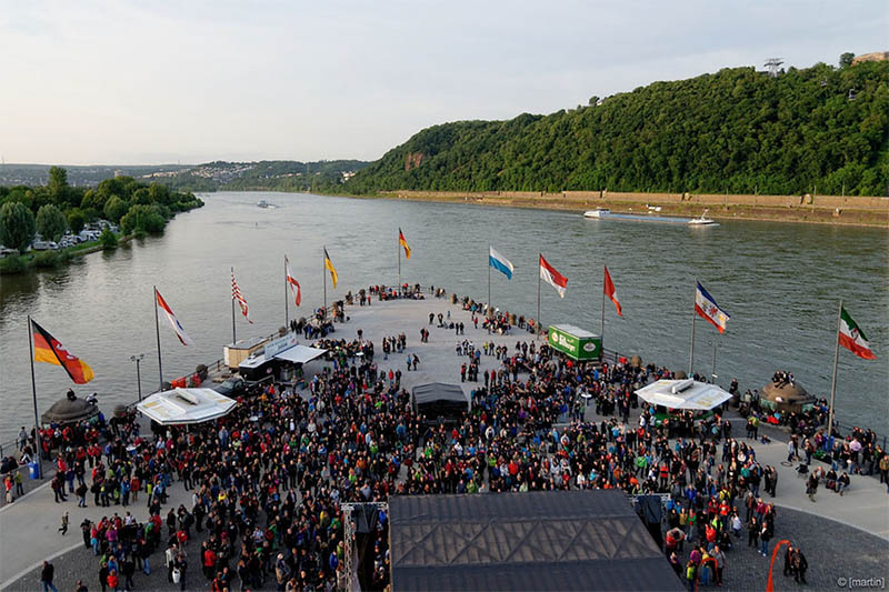 Hafen in Koblenz mit vielen Menschen