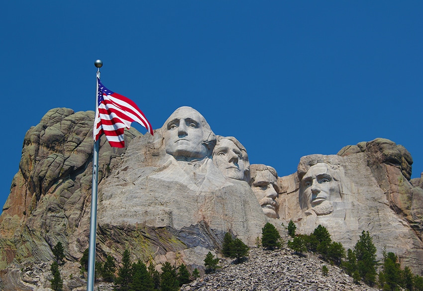 Portraitköpfe der US-Präsidenten George Washington, Thomas Jefferson, Theodor Roosevelt und Abraham Lincoln  in den Granitfels des Mount Ruchmore