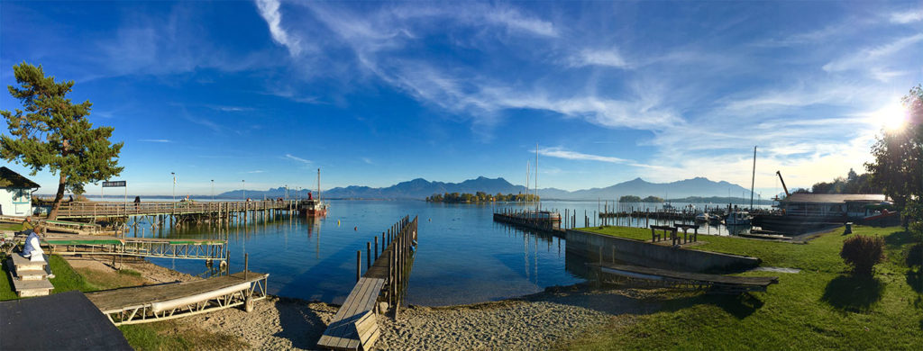 Panorama zum Niederknien, blaues Wasser, bayerischer Himmel und im Hintergrund die Bergwelt