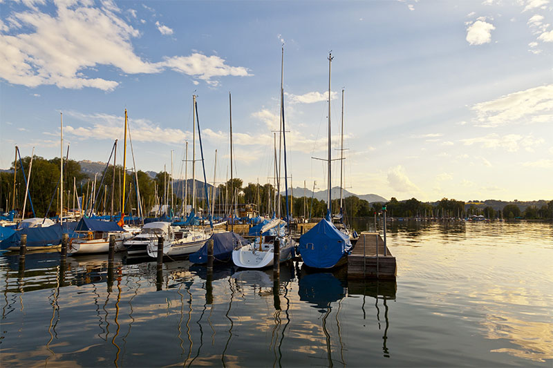 Boote im Hafen am Chiemsee